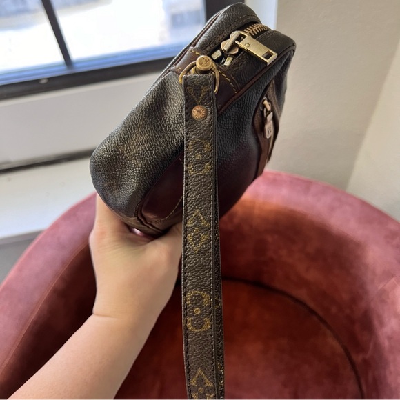 VTG Louis Vuitton Monogram Leather Clutch(Wear, Cracking, Peeling, Darkening) - Picture 9 of 15